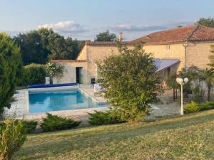 a house with a swimming pool in a yard at Chez Gargatte, gîte 4 chambres, 12personnes , piscine privée chauffée de mai à septembre , FR in Ronsenac