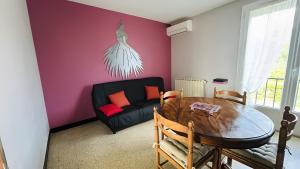 巴尔雅克Chez Nana - Maison dans le Gard的带桌子和沙发的餐厅