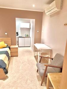 Habitación pequeña con cama, mesa y cocina en Résidence Rachel Shape Mons, en Mons