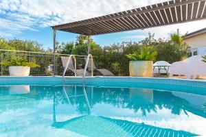 Bazén v ubytování Casa Muela - Holiday house, perfect for two! nebo v jeho okolí