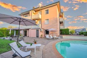 Бассейн в Villa Roberta Lucca Centro или поблизости