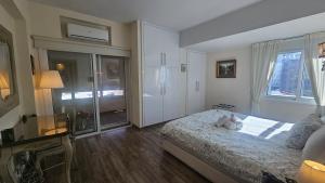 ein Schlafzimmer mit einem Bett, auf dem ein Teddybär liegt in der Unterkunft STAY Vintage Central Suite in Nikosia