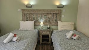 2 Betten mit Kissen auf einem Zimmer in der Unterkunft STAY Vintage Central Suite in Nikosia