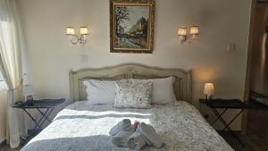 ein Schlafzimmer mit einem Bett mit Handtüchern darauf in der Unterkunft STAY Vintage Central Suite in Nikosia