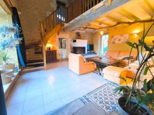 Televiisor ja/või meelelahutuskeskus majutusasutuses Maison De Vacances 12 Personnes Champniers