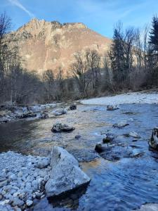 une rivière avec des rochers et une montagne en arrière-plan dans l'établissement Chalet mayou, à Châtillon-sur-Cluses 5 autres photos