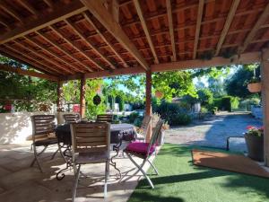 Aed väljaspool majutusasutust Maison De Vacances 12 Personnes Champniers