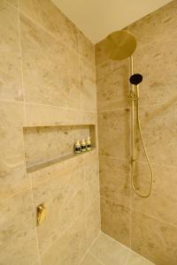 Un baño con ducha y cabezal de ducha en Harbour Retreat, en Hayborough