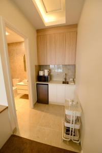 Una pequeña cocina con fregadero y estufa. en Harbour Retreat, en Hayborough