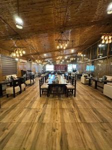 una sala da pranzo con un tavolo e delle sedie di Duggar Haveli Hotel & Restaurant a Jammu Altre 16 foto