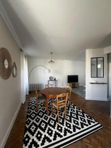 TV a/nebo společenská místnost v ubytování La Villa Montalat - Jolie et Calme