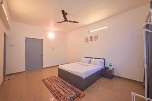 Ένα ή περισσότερα κρεβάτια σε δωμάτιο στο Mountain Mist Villa by Palette Homes 2BHK l Jacuzzi l Pool l Lonavala