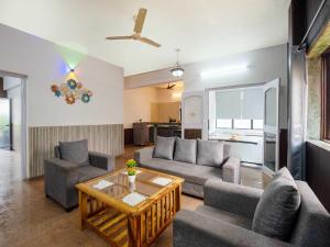 Χώρος καθιστικού στο Mountain Mist Villa by Palette Homes 2BHK l Jacuzzi l Pool l Lonavala