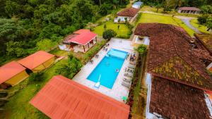 Piscina de la sau aproape de La Maison Des Mines