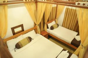 En eller flere senge i et værelse på ROYAL STAY VINTAGE + 18 billeder