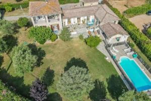 an aerial view of a house with a large yard at Villa mit grosser Sommerküche und Pool, 8 Minuten zum Sandstrand Cap Sud in LʼArena