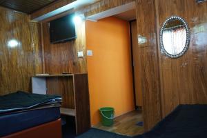 大吉岭Mountain view homestay Darjeeling的一间客房内配有床和电视的房间