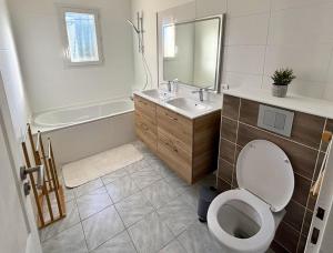 Vannituba majutusasutuses Maison cosy avec SPA - Logis Flo - à 15 min du Futuroscope +40 fotot