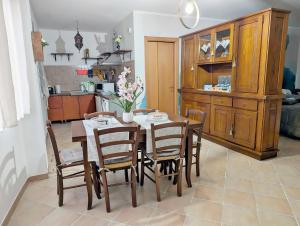 uma mesa de jantar e cadeiras em uma cozinha em CASA RINA em Ventimiglia mais 14 fotografias