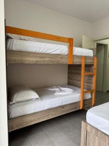 Un par de literas en una habitación en Shengjin apartaments leon, en Shëngjin 40 fotos más