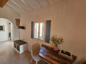 a living room with a table and a vase of flowers at Tramontana Casetta in Castilenti