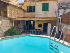 une piscine devant une maison dans l'établissement Casa de Can Virolla Gran, à Sa Pobla 40 autres photos