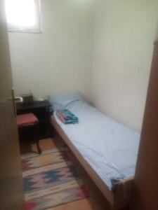 Un dormitorio pequeño con una cama y un escritorio. en little room, en Konjic