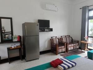 TV a/nebo společenská místnost v ubytování Indunil Family Residence With Pool Hiriketiya