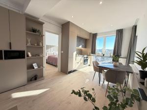 TV a/nebo společenská místnost v ubytování Cozy LOFT Suites & Urban Retreats