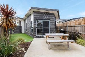 Vườn quanh Modern Villa close to shops-10mins to City