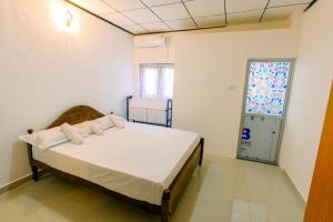 ターラ・サウにあるDimora Talallaの枕が2つ置かれたベッドのある寝室