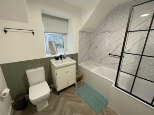 Vannituba majutusasutuses Lovely house next to Euchan River +37 fotot