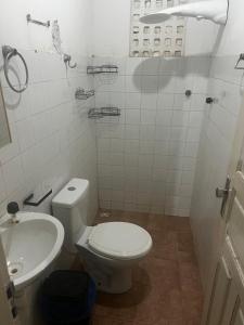 Belo MonteにあるRecanto da florのトイレと洗面台のあるバスルーム