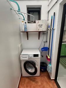 Waschmaschine und Trockner in einem winzigen Haus in der Unterkunft HostJimeno Otoño in La Garita