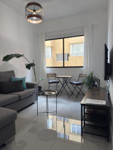 ein Wohnzimmer mit Sofa und Tisch in der Unterkunft HostJimeno Otoño in La Garita