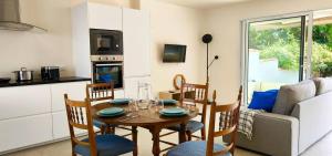 Kuchyň nebo kuchyňský kout v ubytování La Cabanne, 4 Pers, Royan Centre, 50m Plage, Clim + 23 fotografií