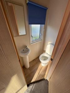 Et badeværelse på Beautiful Holiday Home 3 Bed Caravan by The Beach, Free Wifi, Games Console, TVs & DVD's, Passes Not Included