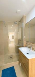 Koupelna v ubytování La Cabanne, 4 Pers, Royan Centre, 50m Plage, Clim