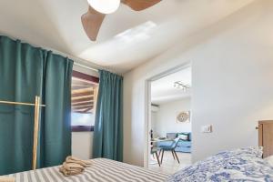 PájaraCasa La Luz的一间卧室，里面有一张床和一个吊扇