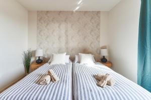 PájaraCasa La Luz的卧室内的两张床和泰迪熊