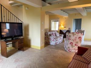 TV a/nebo společenská místnost v ubytování Casale IL SAMBUCO sui colli bolognesi