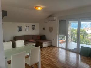 a living room with a table and a couch at Olive Garden Krk in Brzac