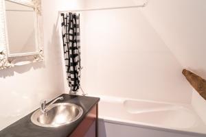 een badkamer met een wastafel en een ligbad bij Maison 4 in Souvigny +5 foto's