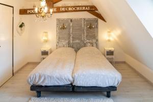 een bed in een kamer met 2 bijzettafels bij Maison 4 in Souvigny