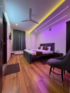 Postel nebo postele na pokoji v ubytování AKS Grand Hotel in Varanasi