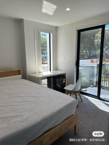 Giường trong phòng chung tại Epsom Home Suite