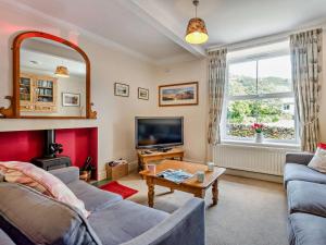 Televiisor ja/või meelelahutuskeskus majutusasutuses 3 Bed in Chapel Stile SZ161