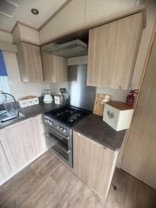 Køkken eller tekøkken på Beautiful Holiday Home 3 Bed Caravan by The Beach, Free Wifi, Games Console, TVs & DVD's, Passes Not Included