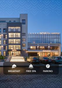 乌日霍罗德Apartel Uzhhorod的前方停车的建筑物的 ⁇ 染