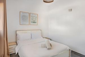 Ένα ή περισσότερα κρεβάτια σε δωμάτιο στο Modern 1 Bedroom W Terrace-Arribat Center +14 φωτογραφίες